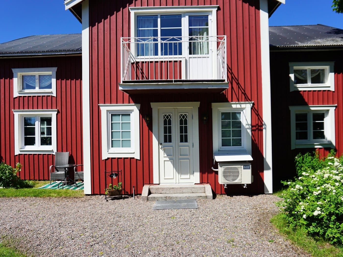 Villagavel med nymonterade vita fönster