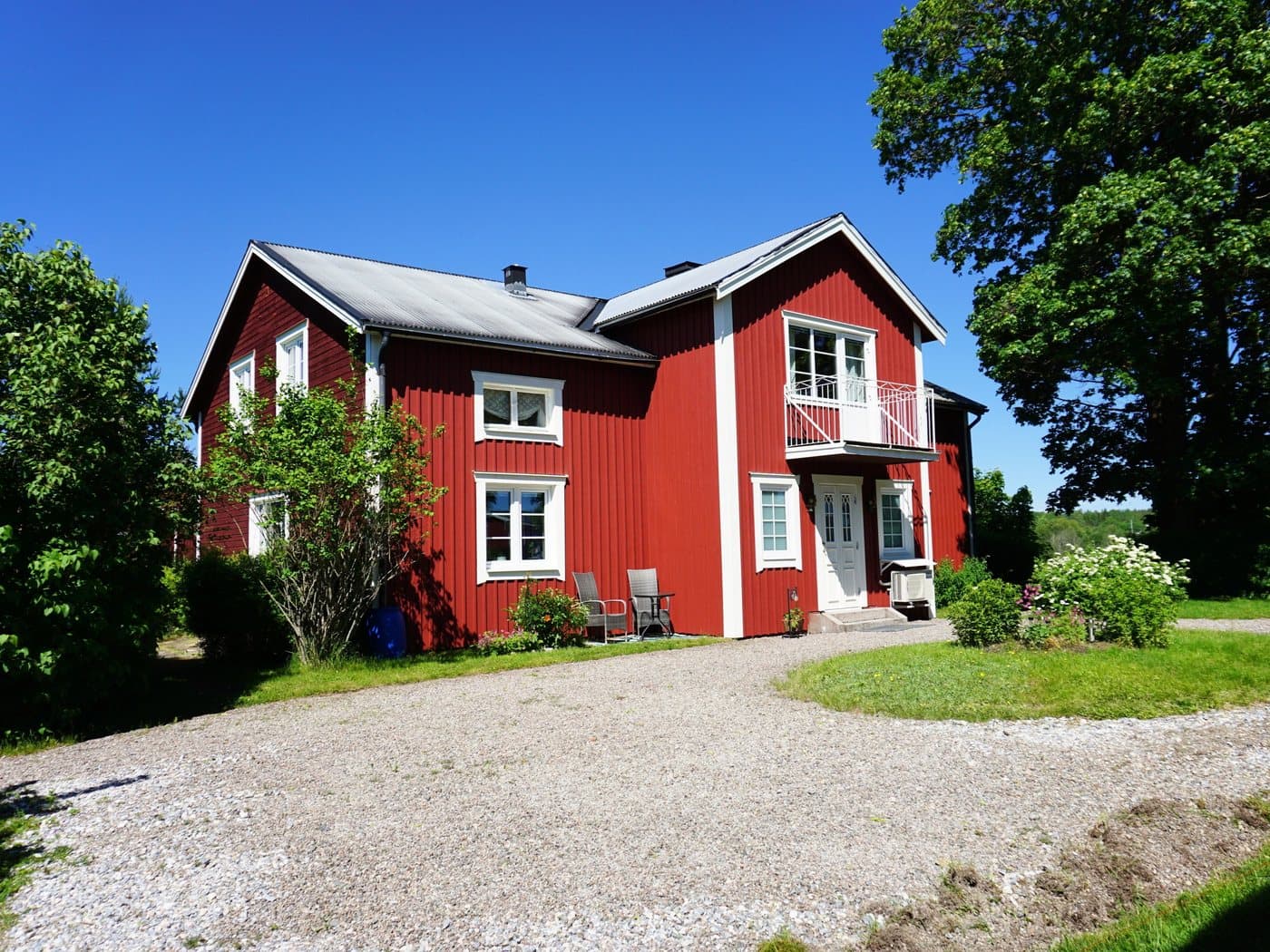 Faluröd villa med nya vita fönster och uppfart