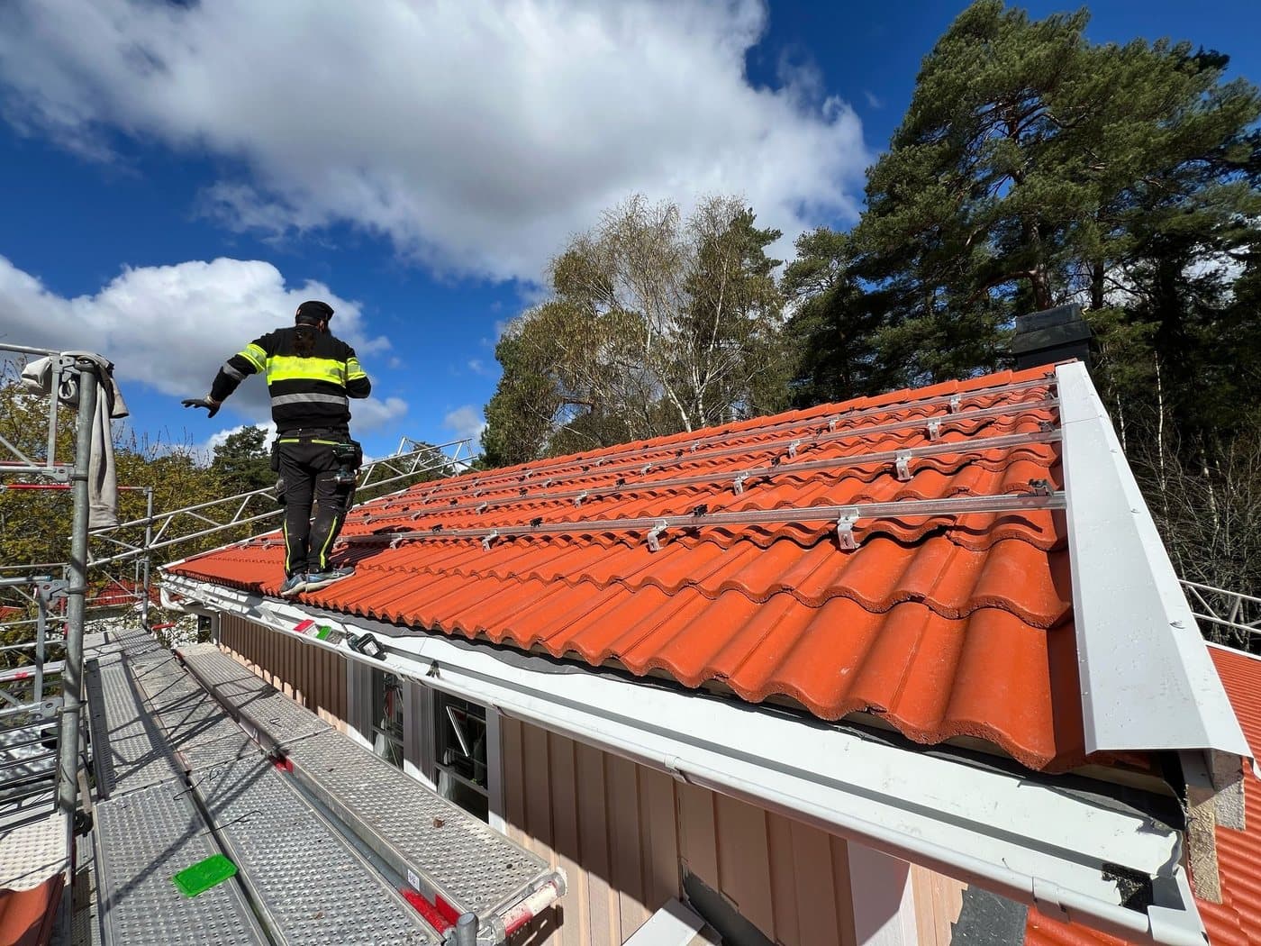 Montör lägger nytt tegeltak